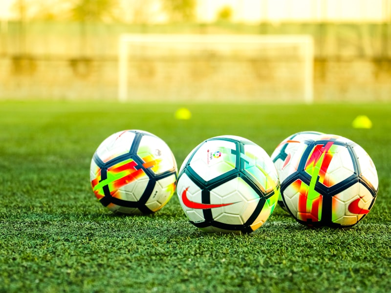 体育赛事平台英雄区背景图，展示足球比赛精彩瞬间