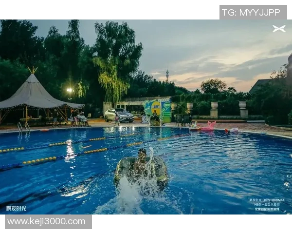 畅享清凉夏日时光,游泳池中的休闲与运动完美结合